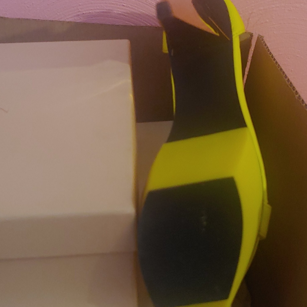 Shoes - Picture 2 of 4